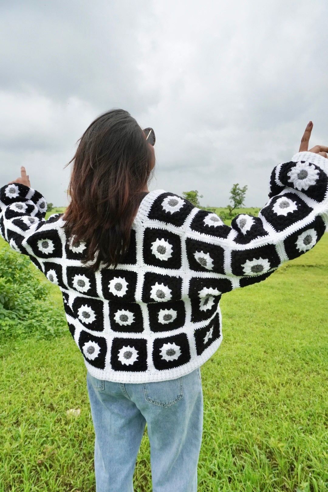 Starks Daisy Cardigan- White & Black