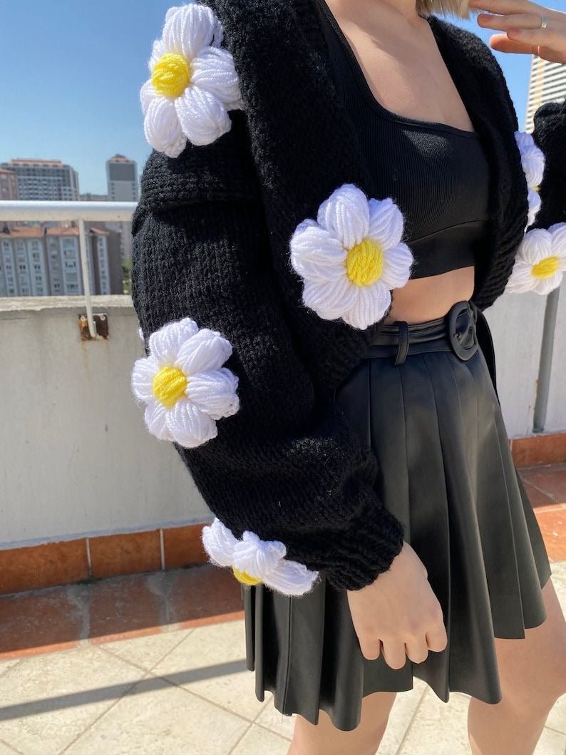 Black yellow daisy 🌼 sweater - SUGERCANDY